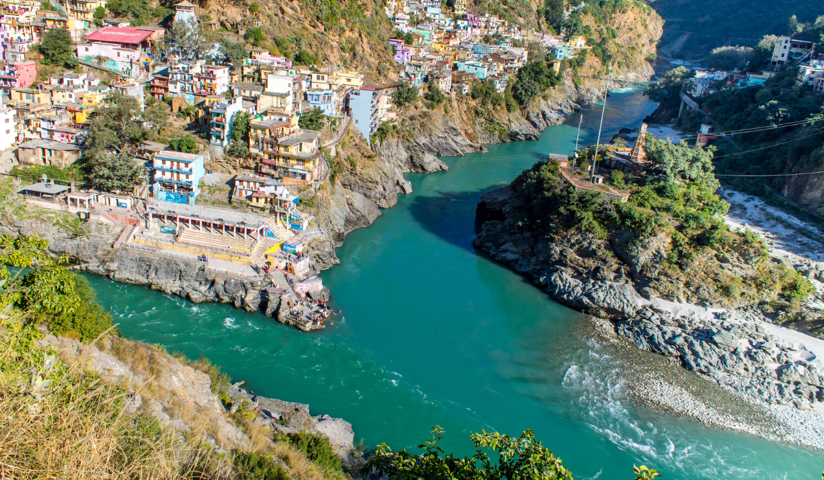 Small mountain hut surrounded by greenery in Chopta