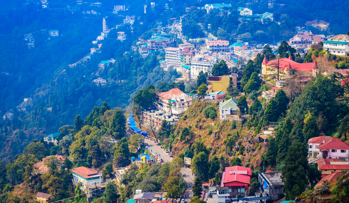 Tourists enjoying at Kempty Falls Mussoorie with waterfall view